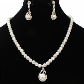 Pendant Pearl Necklace Set