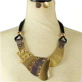 Faux Leather Metal Necklace Set