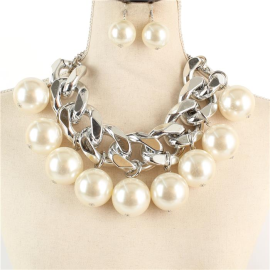 Fashion Pearl Necklace Set